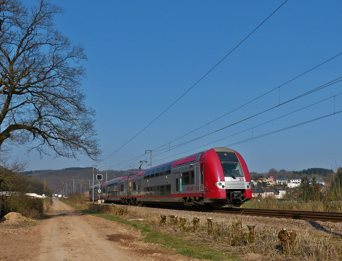 . In Erpeldange/Ettelbr�ck wurden die Hecken teilweise gestuzt und erlauben jetzt freie Sicht auf die Z�ge. Die Computermaus Z 2223 f�hrt als RE 3839 Troisvierges - Luxembourg �ber die Nordstrecke in der N�he von Erpeldange/Ettelbr�ck dem Bahnhof von Ettelbr�ck entegegen. 18.03.2016 (Hans) 