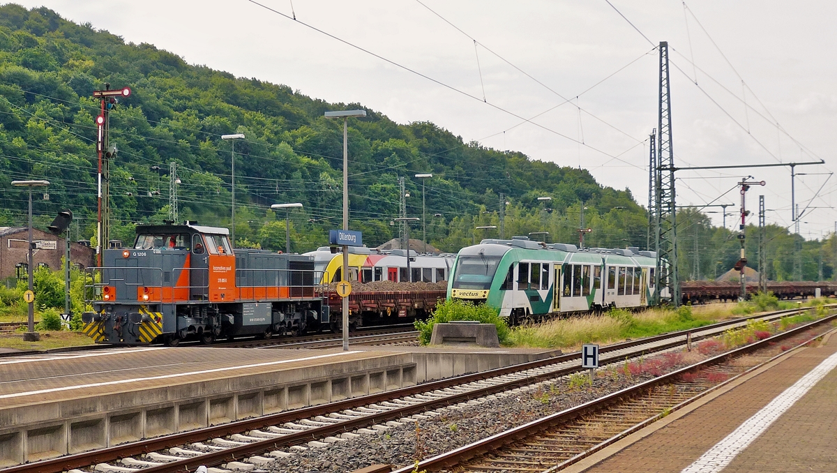 . In extremis erwischt - Am 29.06.2015 durchf�hrt die 275 805-0 (92 80 1275 805-0 D-LPG) von Locomotives Pool GmbH (fr�her NbE Verwaltungs GmbH) mit einem Schotterzug den Bahnhof von Dillenburg. Ich stand leider am falschen Bahnsteig, zudem war das Tempo des Zuges �u�erst beachtlich. ;-) (Hans)

Die Lok wurde 1999 von Vossloh unter der Fabriknummer 1001014 gebaut.