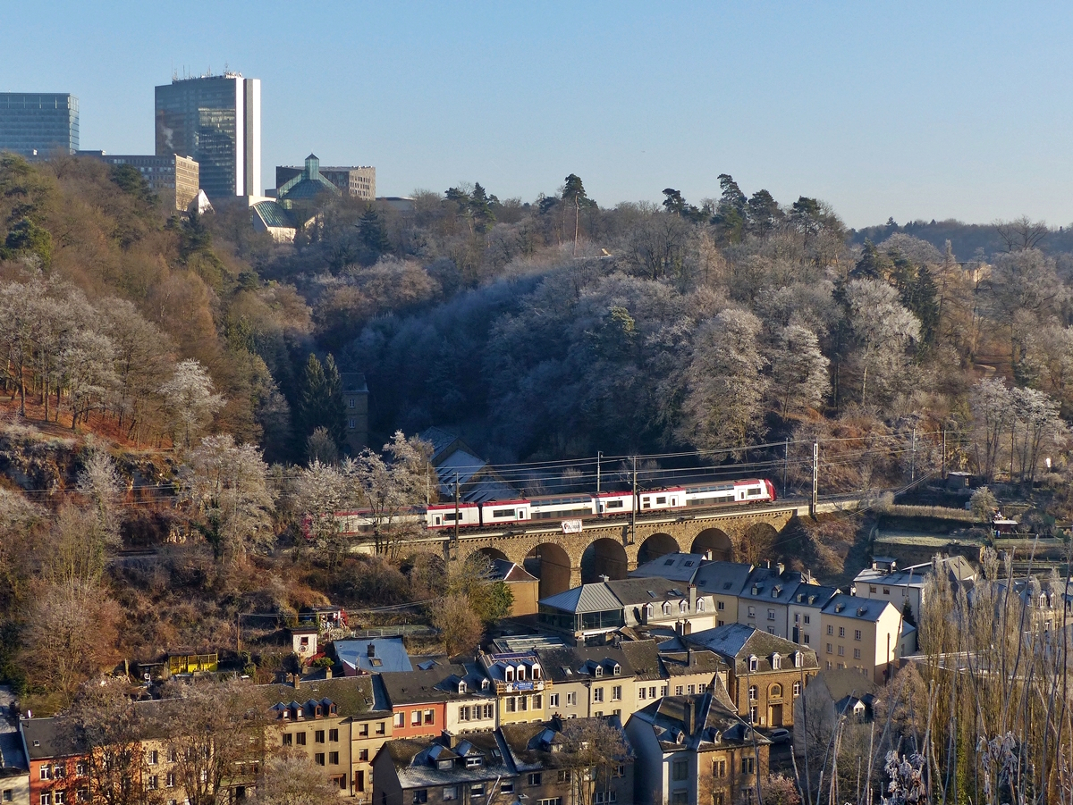 . In der N�he vom Aussichtspunkt am neuen Panorama Lift in der Stadt Luxemburg gibt es auch tolle M�glichkeiten die Z�ge auf den Viadukten der Hauptstadt zu fotografieren. Hier strebt die RE 3785 Troisvierges - Luxembourg auf dem 70 Meter langen Gr�newald Viadukt der Endstation, dem Bahnhof von Luxembourg entgegen. Der Gr�newald Viadukt hat eine H�he von 15,2 Meter, er besitzt 7 B�gen mit jeweils 8 Meter Durchmesser. 30.12.2016 (Jeanny) 

Mit diesem Bild w�nschen wir allen Usern von Hellertal.startbilder.de ein frohes und erfolgreiches 2017! Hans und Jeanny 