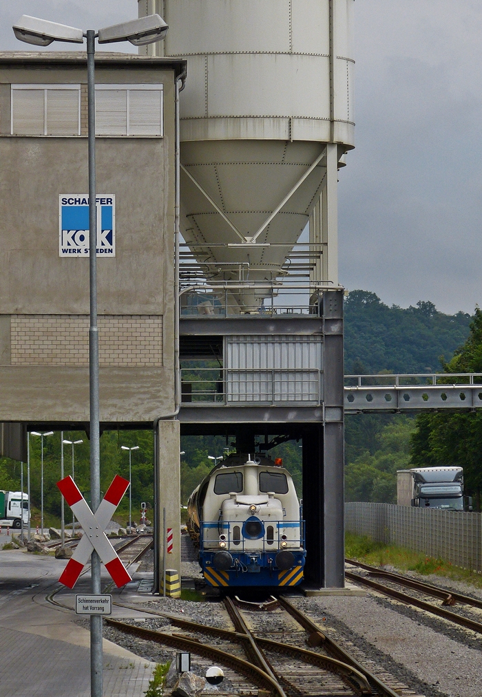 . In Runkel-Steeden kann man �ber den Zaun die Deutz Rangierlokomotive KG 230 B (Deutz 57716) der Schaefer Kalk GmbH & Co. KG beobachten. 26.05.2014 (Hans)

Vielen Dank an Armin f�r die technischen Informationen zu den Loks der Schaefer Kalk GmbH & Co. KG, die Beschreibungen musste ich nur noch abschreiben. ;-)