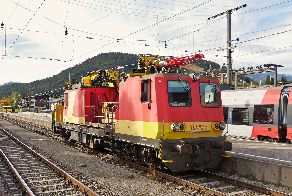 . In Seefeld in Tirol wartete am 06.10.2015 der �BB Motorturmwagen X 552 028-3 (99 81 9131 528-7) auf die Weiterfahrt. (Hans)