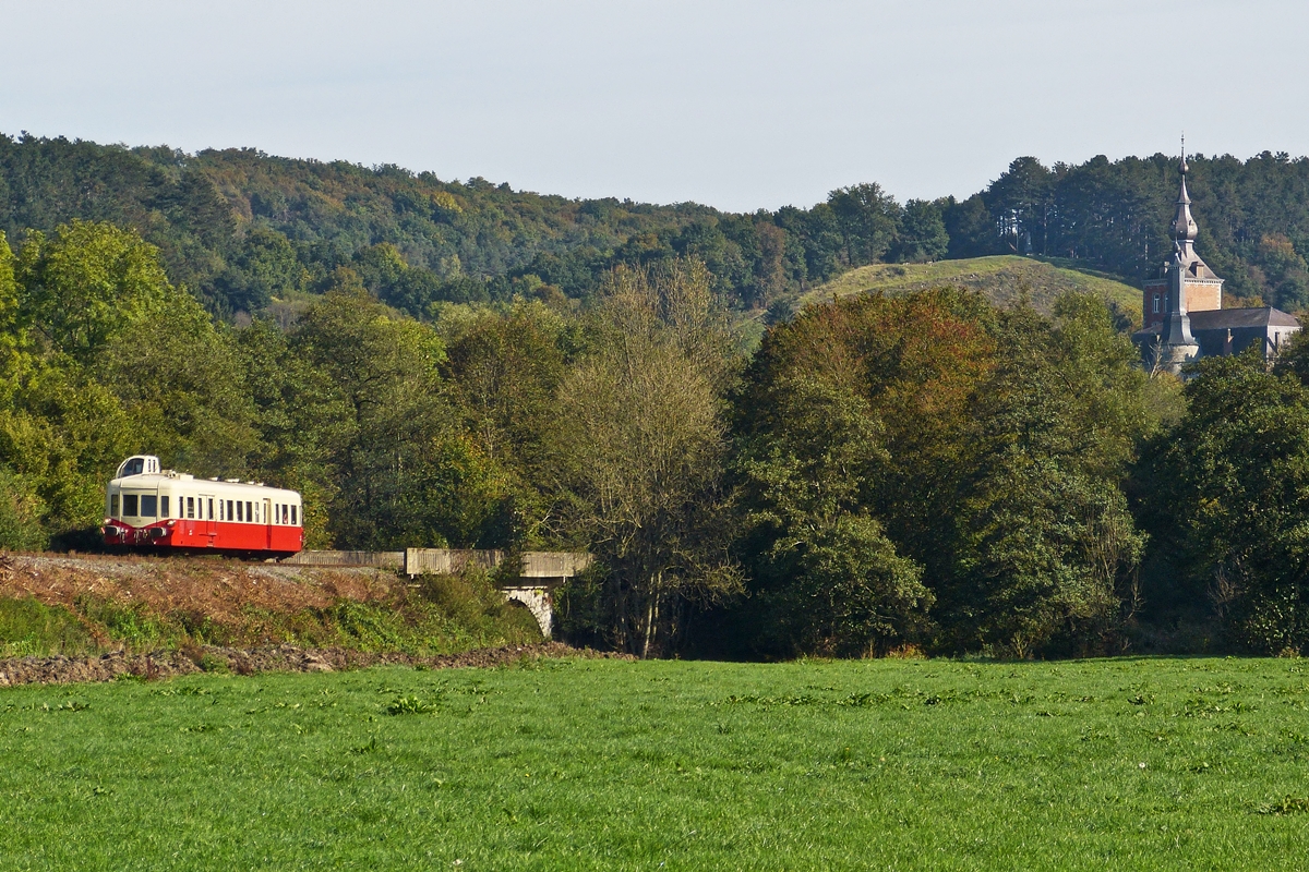. In der wundersch�nen herbstlichen Landschaft des Viroinval wirkt der ex SNCF Picasso XBD 3998  Nancy  der Museumsbahn CFV3V (Chemin de Fer � Vapeur des 3 Vall�es) sehr klein. Er hat soeben das m�rchenhafte Schloss des Baron de Hamal in Vierves-sur-Viroin hinter sich gelassen und den Bach Viroin �berquert auf seinem Weg von Treignes nach Mariembourg. (Hans)