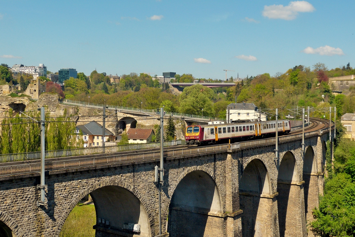 . Jetzt auch von der anderen Seite fotografierbar - Kr�ftiges Abholzen erm�glicht die Sicht auf den Clausener Viadukt von der Route de Tr�ves in Luxembourg Stadt und so konnte der Z 2019 am 16.04.2014 beim Befahren der sch�nen Br�cke abgelichtet werden. (Hans)