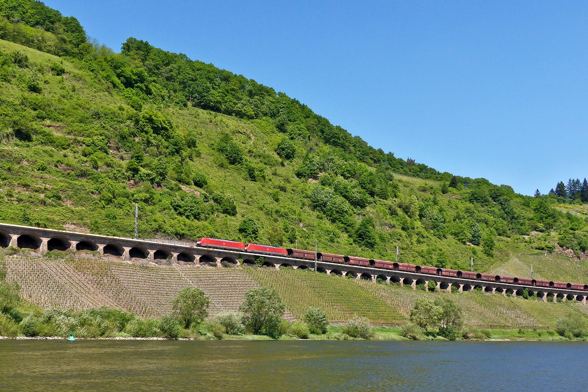 . Kaiserwetter an der Mosel - 189 081-3 (91 80 6 189 081-3 D-DB) und 189 043-3  (91 80 6 189 043-3 D-DB) ziehen am 13.05.2015 einen Erzbomber Rotterdam/Maasvlakte - Dillingen/Hochofen �ber den P�ndericher Hangviadukt gegen�ber von dem wundersch�nen Moselort P�nderich. (Jeanny) 