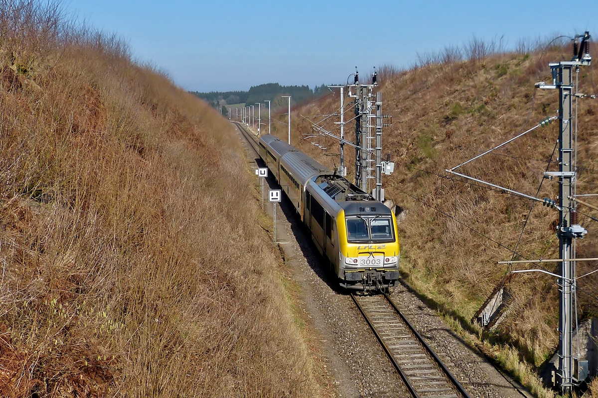 . Kleiner Grenzverkehr - Die 3003 zieht den IR 113 Liers - Luxembourg �ber die belgisch-luxemburgische Grenze in der N�he von Hautbellain. 09.03.2014 (Jeanny)
