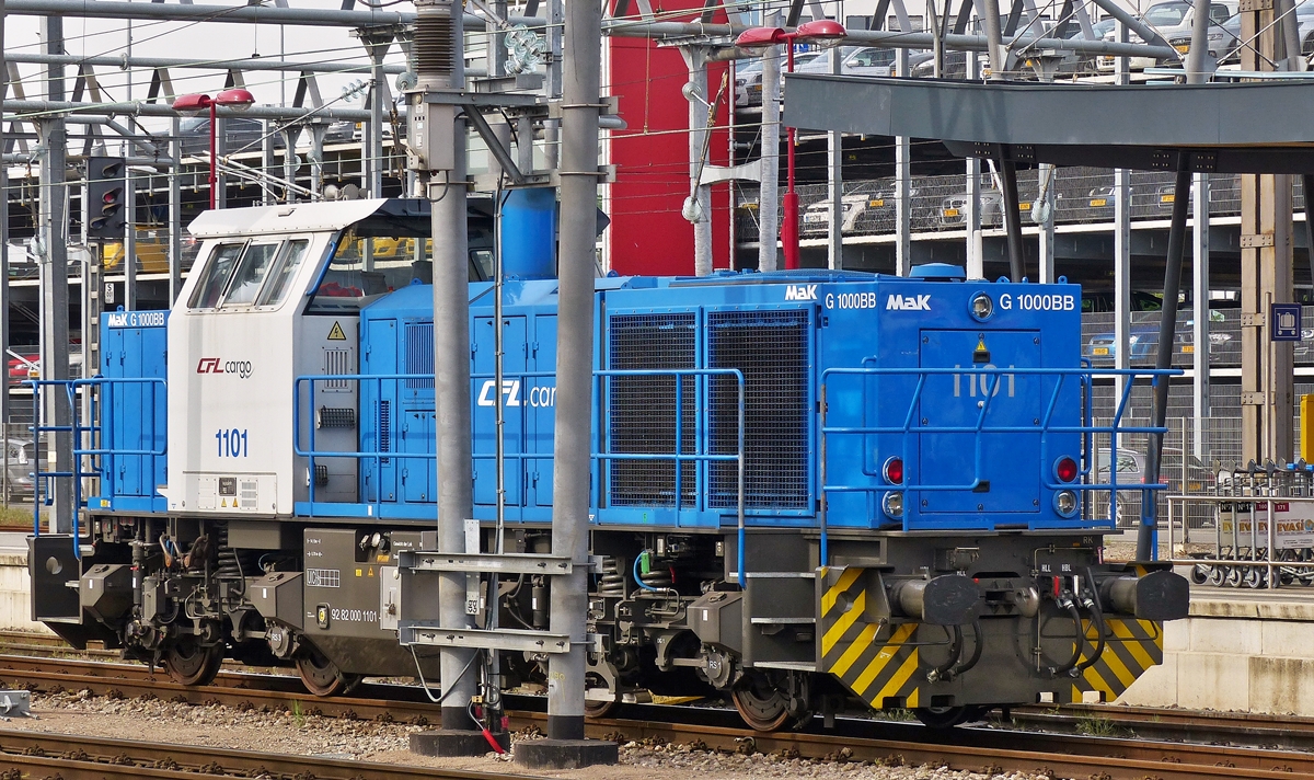 . Leider von den  filigranen  Fahrleitungsmasten verdeckt - Am 29.04.2015 war die CFL Cargo 1101 (eine MaK G 1000 BB) sehr ungl�cklich im Bahnhof von Luxemburg abgestellt, trotzdem habe ich gewagt ein Foto davon zu machen. (Jeanny) 