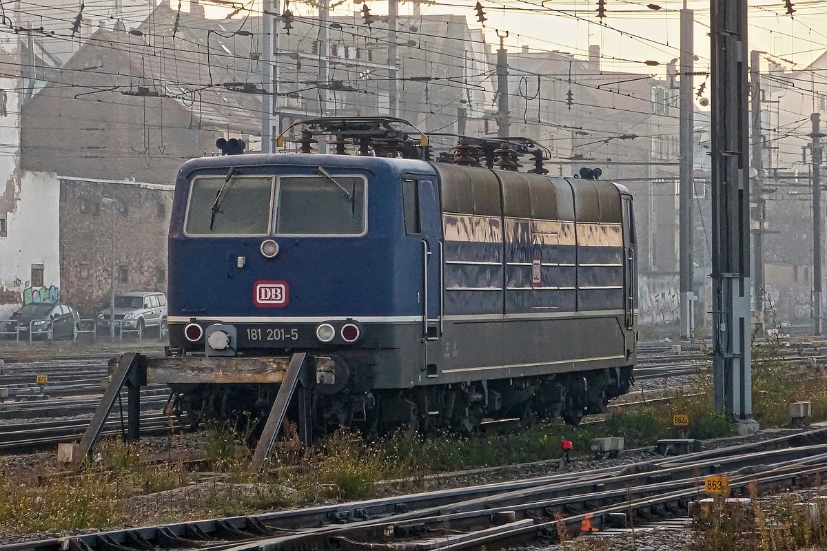 . Leider verdeckt der Prellbock etwas die blaue 181 201-5 in Strasbourg Gare Centrale am fr�hen, nebeligen und frostigen Morgen des 10.12.2013. (Hans)