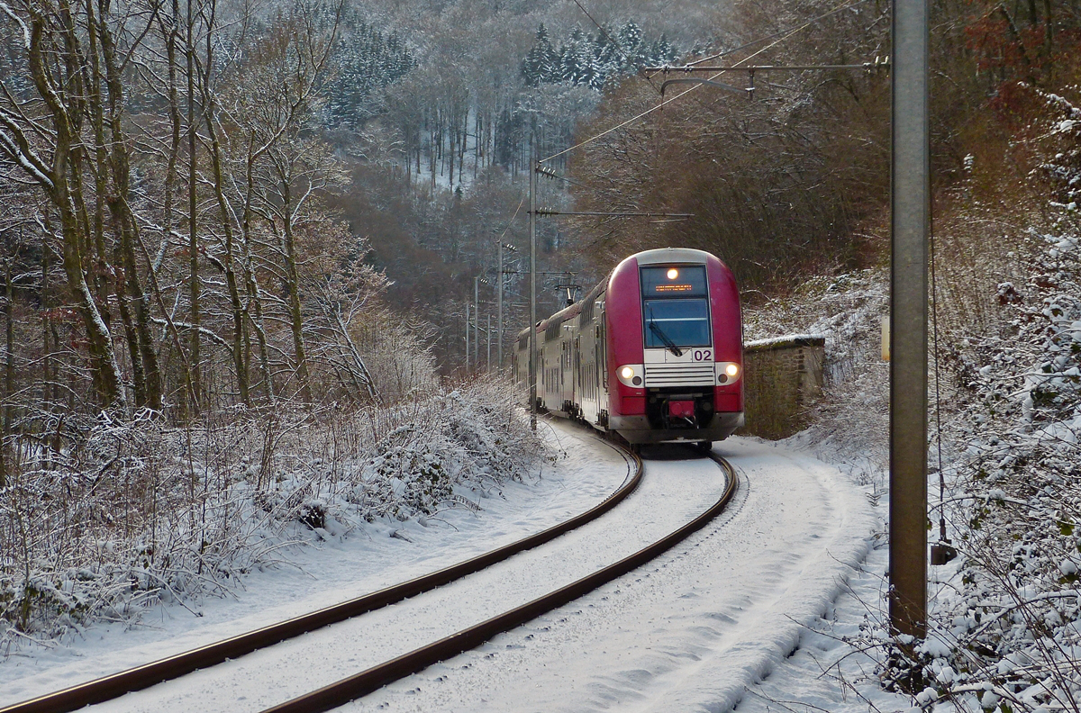 . Leider war die Sonne schon weg im Tal der Wiltz, als die Computermaus Z 2202 als RB 1765 Wiltz - Kautenbach in der N�he von Merkholtz an mir vorbeit fuhr. 17.01.2016 (Hans)