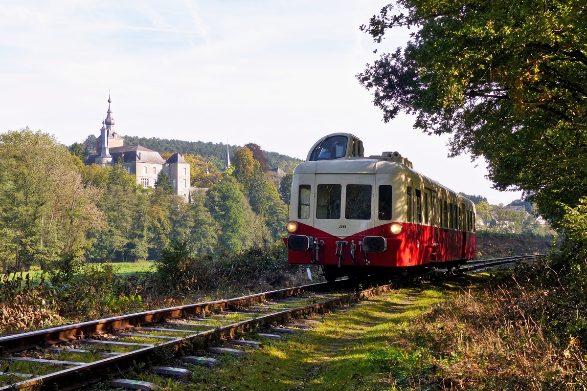 . Licht und Schatten wechselten sich ab am noch etwas nebeligen Morgen des 28.09.2014, als der ex SNCF Picasso XBD 3998  Nancy  der Museumsbahn CFV3V (Chemin de Fer � Vapeur des 3 Vall�es) am Schloss des Baron de Hamal in Vierves-sur-Viroin in Richtung Mariembourg vorbeifuhr.
(Jeanny)