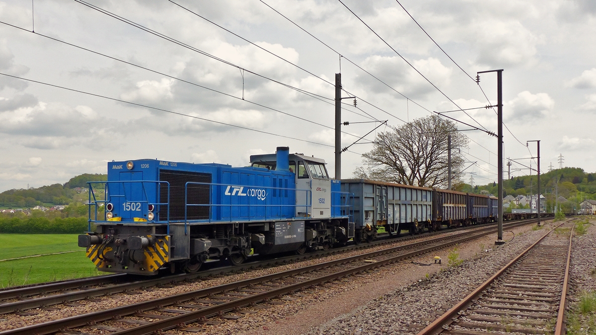 . Mehr 1502, daf�r weniger Landschaft - Am 29.04.2015 zieht die CFL Cargo 1502 (eine MaK G 1206) einen leeren G�terzug durch Belvaux (Bieles) in Richtung Differdange (D�ifferdang). (Jeanny)