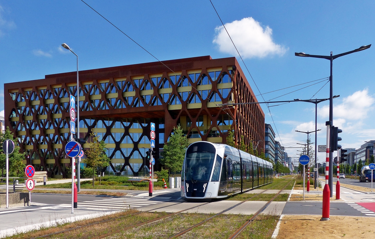 . Moderne Architektur in Luxembourg-Kirchberg - Am 06.07.2018 passiert ein LUXTRAM S.A. Wagen das wohl markanteste Geb�ude in der Avenue John F. Kennedy zwischen den Haltestellen Alphonse Weicker und Nationalbeiblioth�ik. (Jeanny)