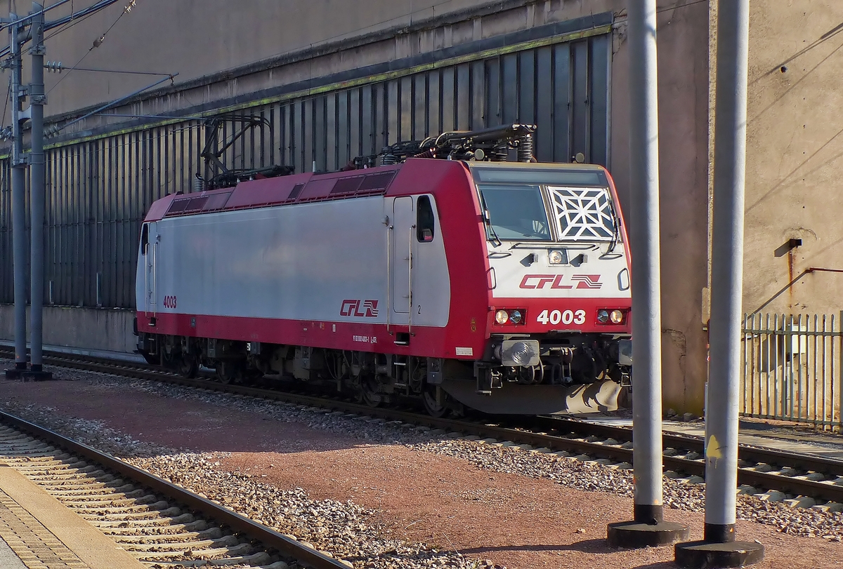 . Motiv verdeckt - Die 4003 mit ihrer l�dierten Frontscheibe war etwas zu schnell f�r die Fotografin bei der Durchfahrt durch den Bahnhof von Luxemburg. 17.03.2015 (Jeanny)