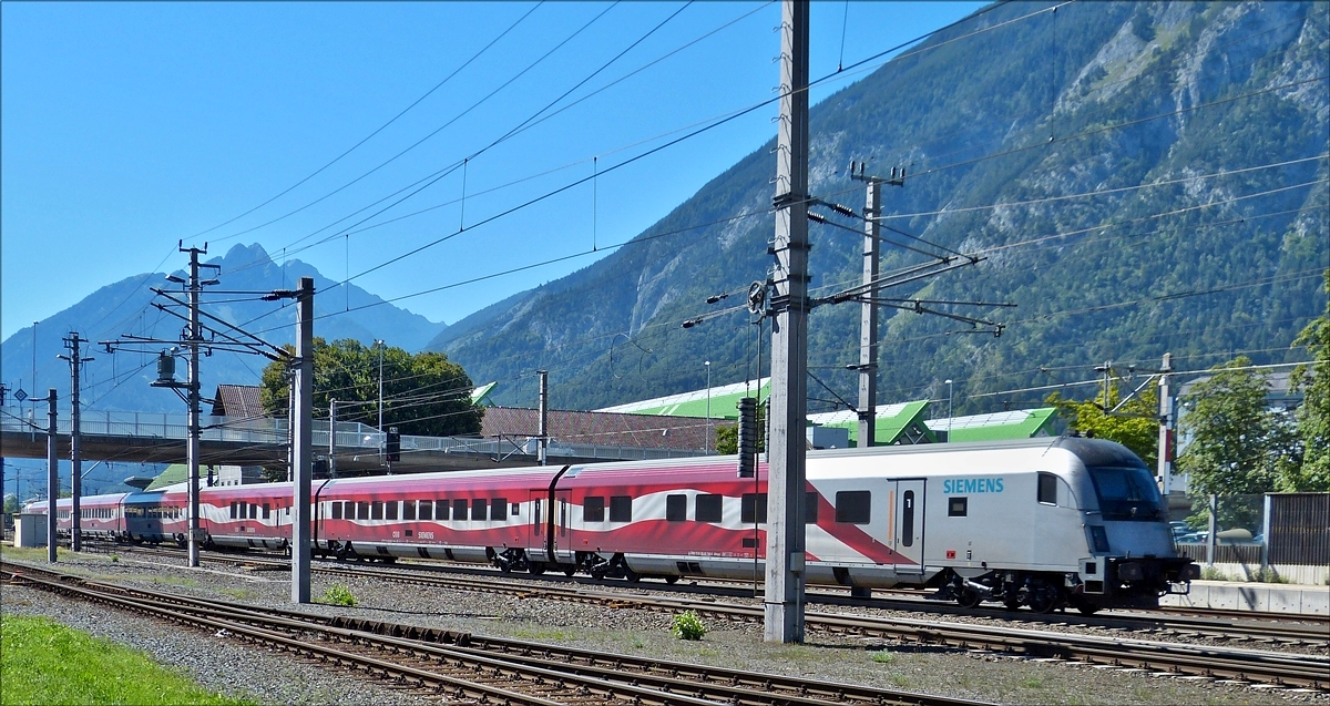 . Nachschu� auf den Railjet. �BB Lok 1116 249-4 zieht ihren Zug aus dem Bahnhof Jenbach in Richtung Innsbruck, ich hatte einen sehr schlechten Fotostandpunkt vom Bahnsteig der Zillertalbahn um diesen ausfahrenden Zug im Bild festzuhalten.  24.08.2016