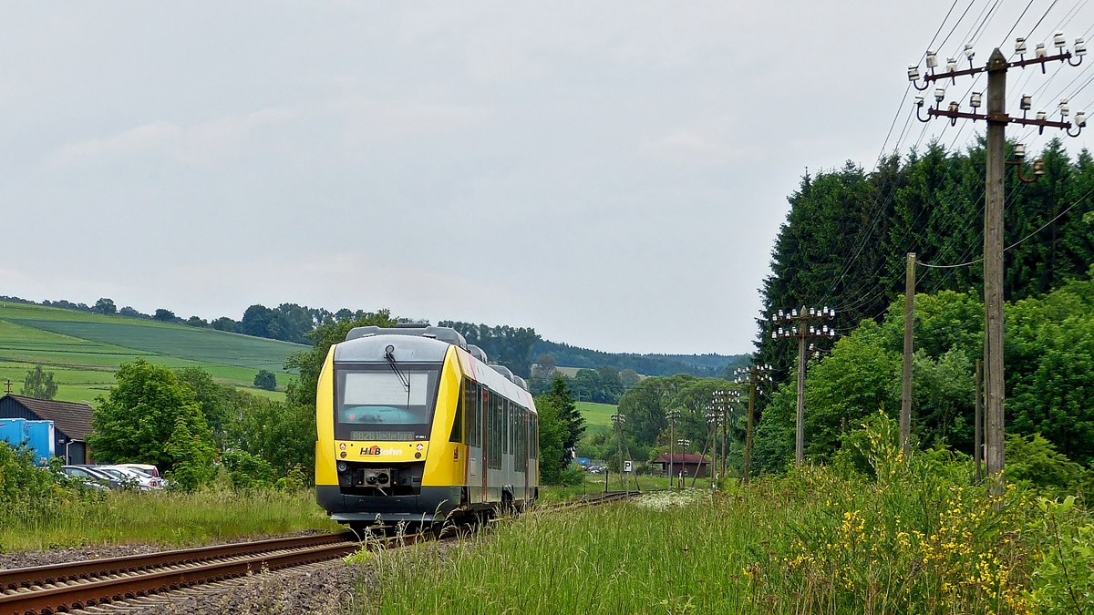 . Nachschuss auf den Vectus VT 263, der bereits im HLB (Hessische Landesbahn) Outfit verkehrt. Der Zug hat soeben den Bahnhof Unnau-Korb verlassen und bef�hrt nun als RB 28 nach Westerburg die Oberwesterwaldbahn. 26.05.2014 (Jeanny) 