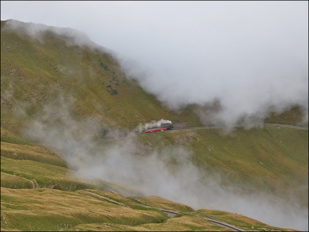 . Nebel gab es auch am Brienzer Rothorn - Auch �lbefeuerte BRB Loks k�nnen eine m�chtige Dampffahne produzieren. ;-) 29.09.2013 (Jeanny)