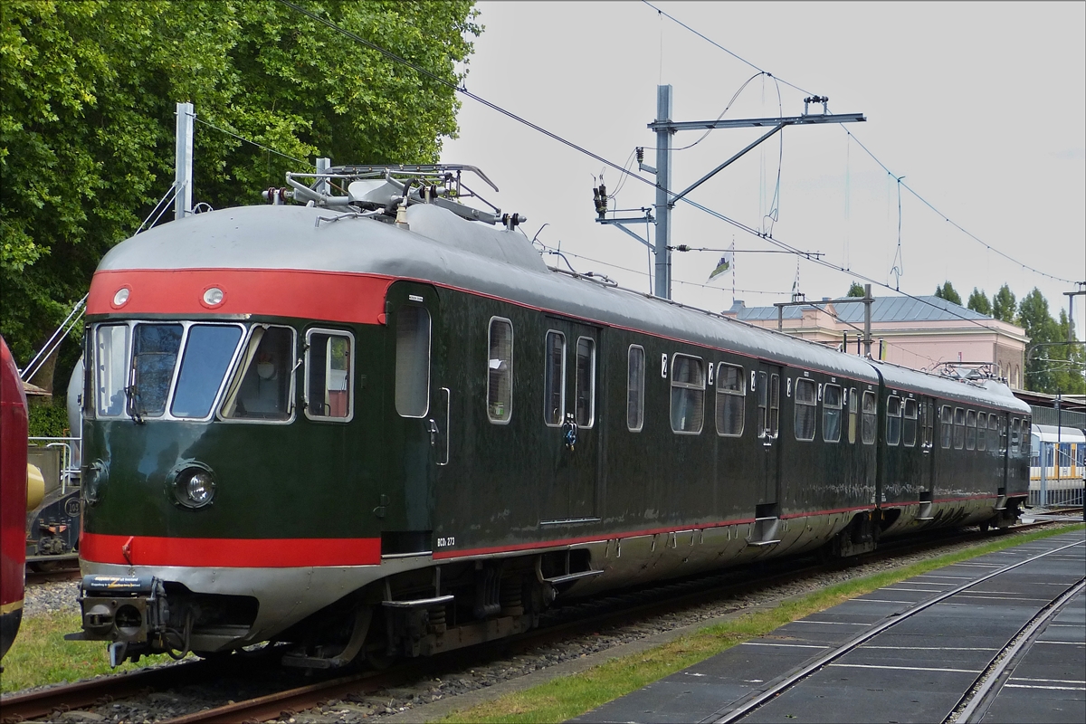 . NS Mat '46, genannt „de Muizenneus“(Die Mausennase), 
NS 273, gebaut 1952 vom Werkspoor Utrecht, 
Antrieb: Elektrisch; 
zwei Teiliger Triebzug; 
L�nge 44,18 m; 
gebaut wurden 79 St.; 
Gewicht 89 t; Sitpl�tze  
2.Kl. 24 Pl�tze; 
3. Kl 80 Pl�tze; 
der Triebzug war bis in den 80gern im Einsatz. 
Utrecht 01.10.2016