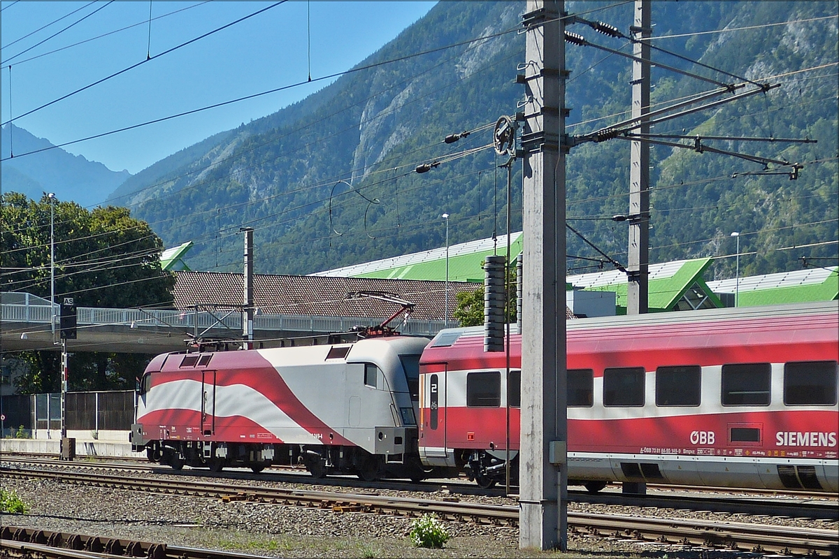 . �BB Lok 1116 249-4 zieht ihren Zug aus dem Bahnhof Jenbach in Richtung Innsbruck, ich hatte einen sehr schlechten Fotostandpunkt vom Bahnsteig der Zillertalbahn um diesen ausfahrenden Zug im Bild festzuhalten.  24.08.2016
