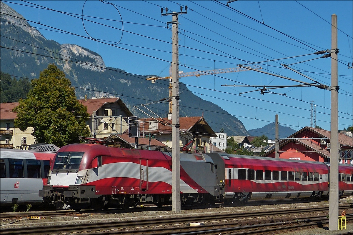 . �BB Lok 1116 249-4 zieht ihren Zug aus dem Bahnhof Jenbach in Richtung Innsbruck, ich hatte einen sehr schlechten Fotostandpunkt vom Bahnsteig der Zillertalbahn um diesen ausfahrenden Zug im Bild festzuhalten.  24.08.2016