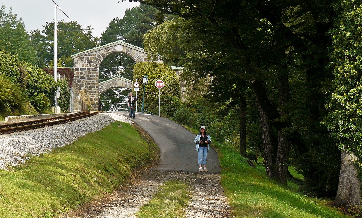 . P�stlingbergbahn - N�rdlich der Donau erhebt sich in Linz der P�stlingberg. Wegen seiner beherrschenden Lage und der 1848 erbauten Wallfahrtskirche wurde er schon bald zum Wahrzeichen der ober�sterreichischen Landeshauptstadt. Die 1897 in der Meterspur errichtete Bahn verlief urspr�nglich vom Bergbahnhof Urfahr auf den P�stlingberg. Zwischen 2008 und 2009 wurde sie auf 900 Millimeter umgespurt und als Linie 50 in das Netz der Linzer Stra�enbahn integriert. In einem ehemaligen Befestigungsturm auf dem P�stlingberg befindet sich die Bergstation der P�stlingbergbahn und wurde am 14.09.2010 bildlich festgehalten. (Hans)

