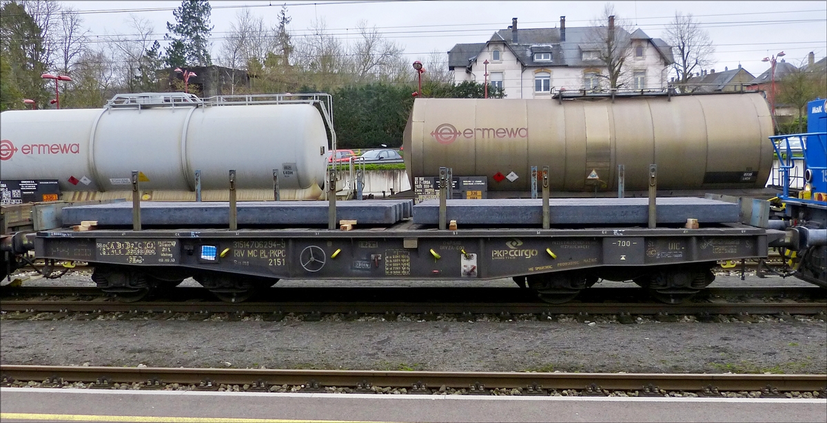 . Polnischer Drehgestell-Flachwagen der PKP Cargo mit der Nr. 31 RIV MC 51 PL-PKPC 4706294-9 Smms 2151 beladen mit Stahlbrammen am 08.01.2018 eingereiht in einem Güterzug in Rodange. Technische Daten:  4 Achsen, Drehzapfenabstand: 8,82 m; LüP 13,86 m; Leergewicht: 20,8 t; Streckenklasse: A, B1, B2, C.     (Hans)