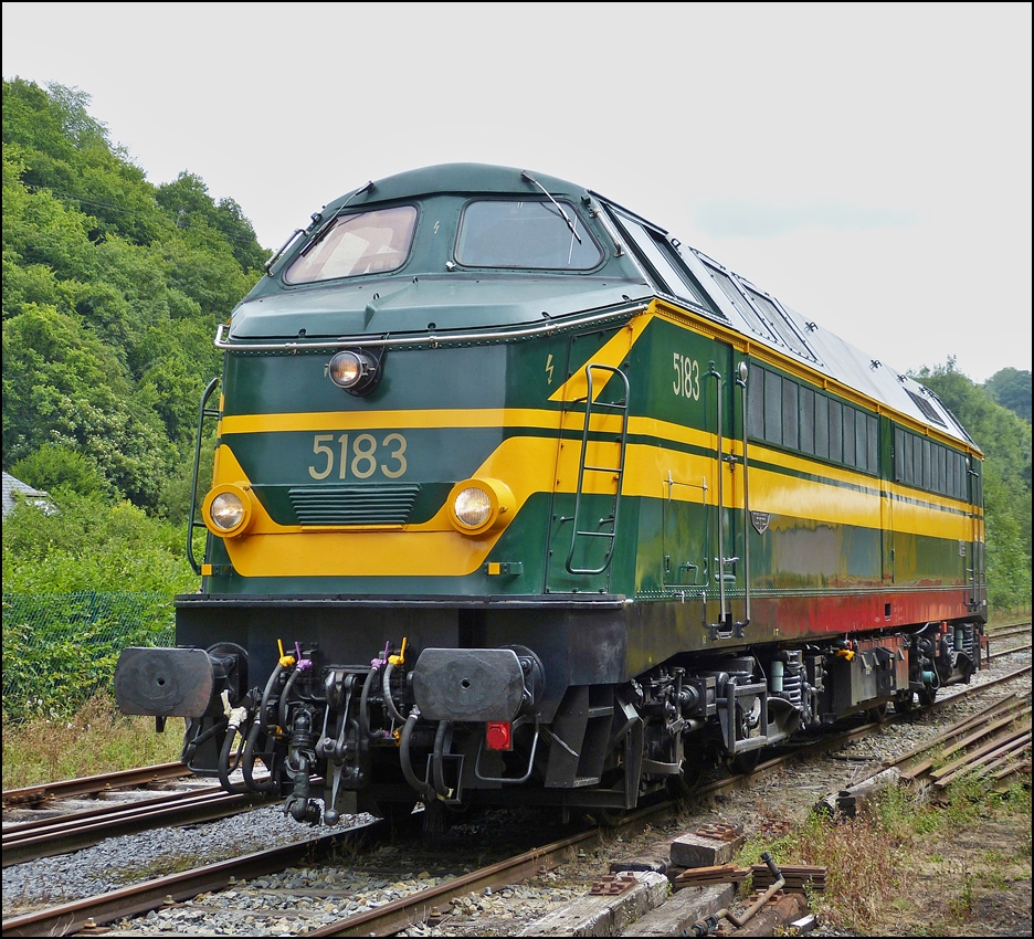 . Portrait der sch�n restaurierten HLD 5183 im Bahnhof Dorinne-Durnal an der Museumsstrecke Le Chemin de Fer du Bocq. Die HLD 5183 wurde am 01.07.2001 von der SNCB ausgemustert und kam im Januar 2002 zum Museumsbahnverein P.F.T. – T.S.P. (Patrimoine ferroviaire et tourisme – Toerisme en Spoorpatrimonium). Dort wurde sie w�hrend 5 Jahren restauriert (2004 bis 2009) und bekam die Farbgebung von 1970. Seit 2009 ist wieder einsatzbereit und sehr oft mit Sonderz�gen unterwegs. 17.08.2013 (Hans)

Allgemeine Informationen zur S�rie 51:

Die S�rie 200 (seit 1971: S�rie 51) der Belgischen Staatsbahn (NMBS/SNCB) ist eine Reihe von sechsachsigen diesel-elektrischen Streckendiesellokomotiven. Sie war neben der S�rie 205 der zweite Dieselloktyp der SNCB.

Die S�rie 200 entstand auf Basis der S�rie 201 und sollte wie diese vorrangig auf den Flachlandstrecken Flanderns eingesetzt werden. Sie wurde ab 1961 von Cockerill und ACEC konstruiert. Der ersten Bestellung von 53 Lokomotiven folgte noch w�hrend ihrer Auslieferung eine zweite von 40 Exemplaren mit leichten Modifikationen. Mit einer Leistung von 1450 Kilowatt (2000 PS) waren sie die st�rksten Serienlokomotiven Belgiens. Ihr Einsatz erfolgte sowohl vor G�ter- als auch Personenz�gen, darunter auch den TEE in Richtung der Niederlande.

Die insgesamt 93 Lokomotiven waren vorwiegend in Charleroi, L�ttich, Antwerpen und Br�ssel beheimatet. In den 1990er Jahren verlagerte sich ihr Einsatz zunehmend auf den G�terverkehr, hier insbesondere auf den Relationen zum Antwerper Hafen. Mit der Auslieferung der S�rie 77 zu Beginn der 2000er Jahre begann die Ausmusterung der S�rie 200. Die letzten Exemplare verkehrten im August 2003.

Elf Lokomotiven wurden in den Jahren 2007 bis 2009 nach Italien verkauft, zwei weitere wurden an Seco-Rail verkauft. F�nf Lokomotiven gingen als historische Fahrzeuge an Vereine, eine weitere blieb als Museumsfahrzeug bei der NMBS/SNCB erhalten.

Als Erg�nzung noch die technischen Daten der S�rie 51:

Nummerierung: 200.01–200.93 (5101–5193)
Anzahl: 	93
Hersteller: 	Cockerill, ACEC
Baujahr(e): 	1961–1963
Ausmusterung: 2003
Achsformel: 	Co'Co'
Spurweite: 1435 mm (Normalspur)
L�nge �ber Puffer: 	20.160 mm
H�he: 	4.252 mm
Breite: 2.905 mm
Drehzapfenabstand: 10.600 mm
Drehgestellachsstand: 4.000 mm
Dienstmasse: 117 t
H�chstgeschwindigkeit: 120 km/h
Installierte Leistung: 1.450 kW
Anfahrzugkraft: 272 kN
Treibraddurchmesser: 1.010 mm
Motorentyp: 	Cockerill 608A
Antrieb: elektrisch
Kupplungstyp: Schraubenkupplung
