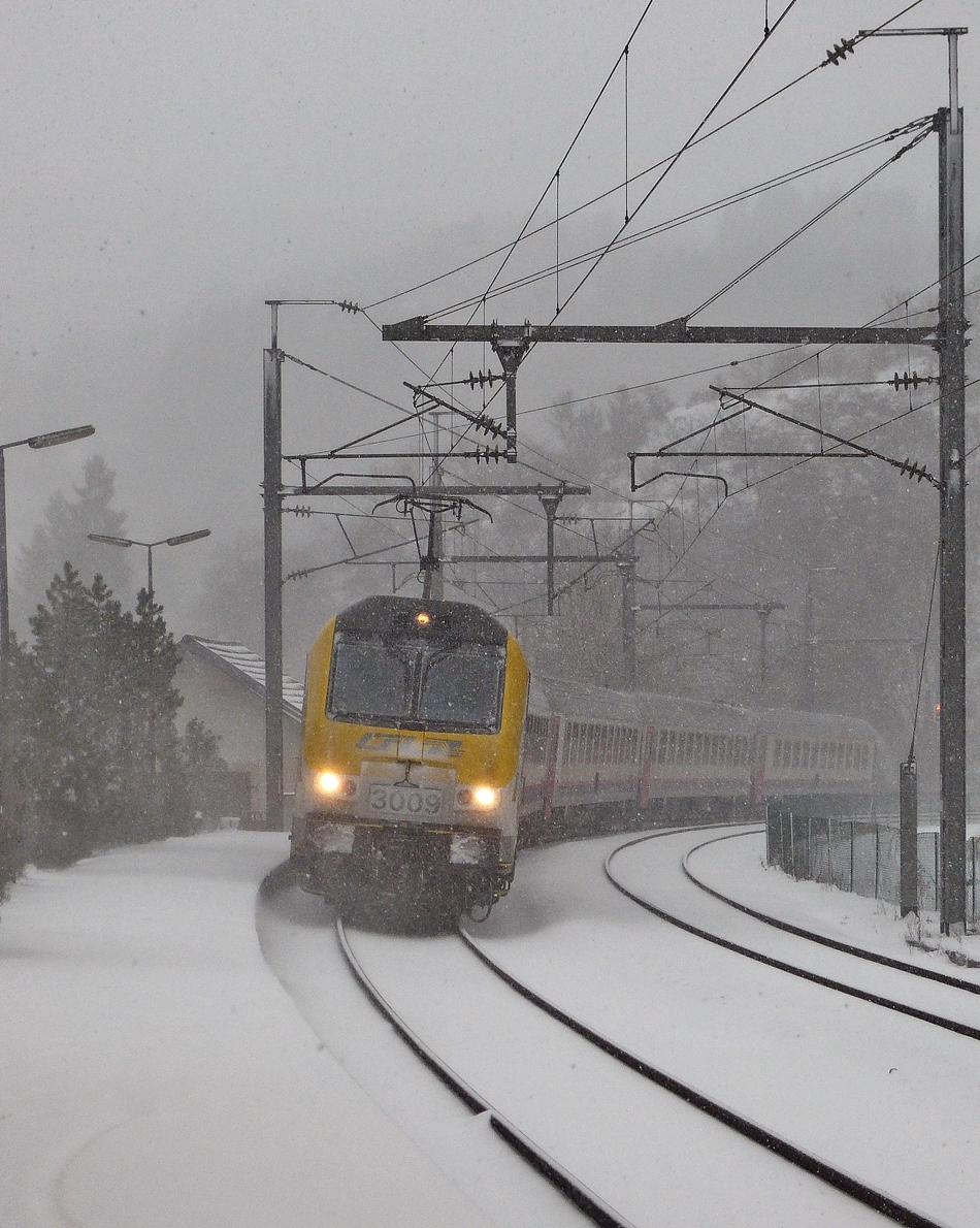 . Richtiger Winter in Luxemburg - W�hrend einem kr�ftigen Schneeschauer am 10.12.2017 erreicht die 3009 mit dem IC 110 Liers - Luxembourg am Haken den Bahnhof von Kautenbach. (Hans)