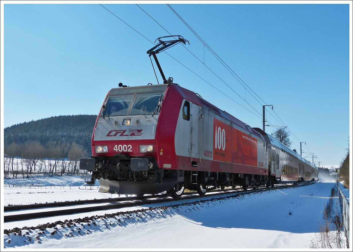 . Schnee im M�rz - Der IR 3739 Troisvierges - Luxembourg durchf�hrt am 13.03.2013 das winterliche Tal der Clerve zwischen Cinqfontaines und Maulusm�hle. Die Nummer der 4002 ist etwas gr��er geraten, als bei den �brigen 4000er. (Jeanny)