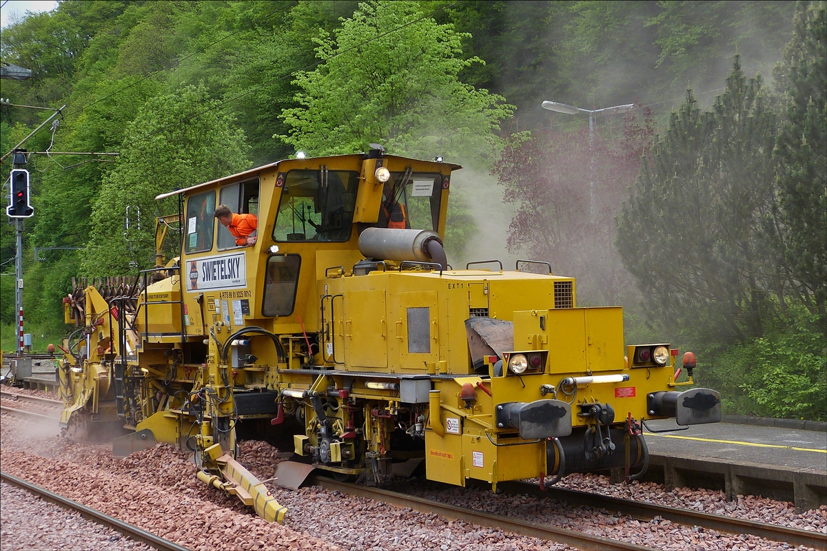 . Schnellschotterplaniermaschine SSP 110 SW,( Schweres Nebenfahrzeug 99 81 9225 001-2 SKL-X in Kautenbach im Einsatz, was trotz Regenschauer am fr�hen Morgen eine staubige Angelegenheit war.  19.05.2016
