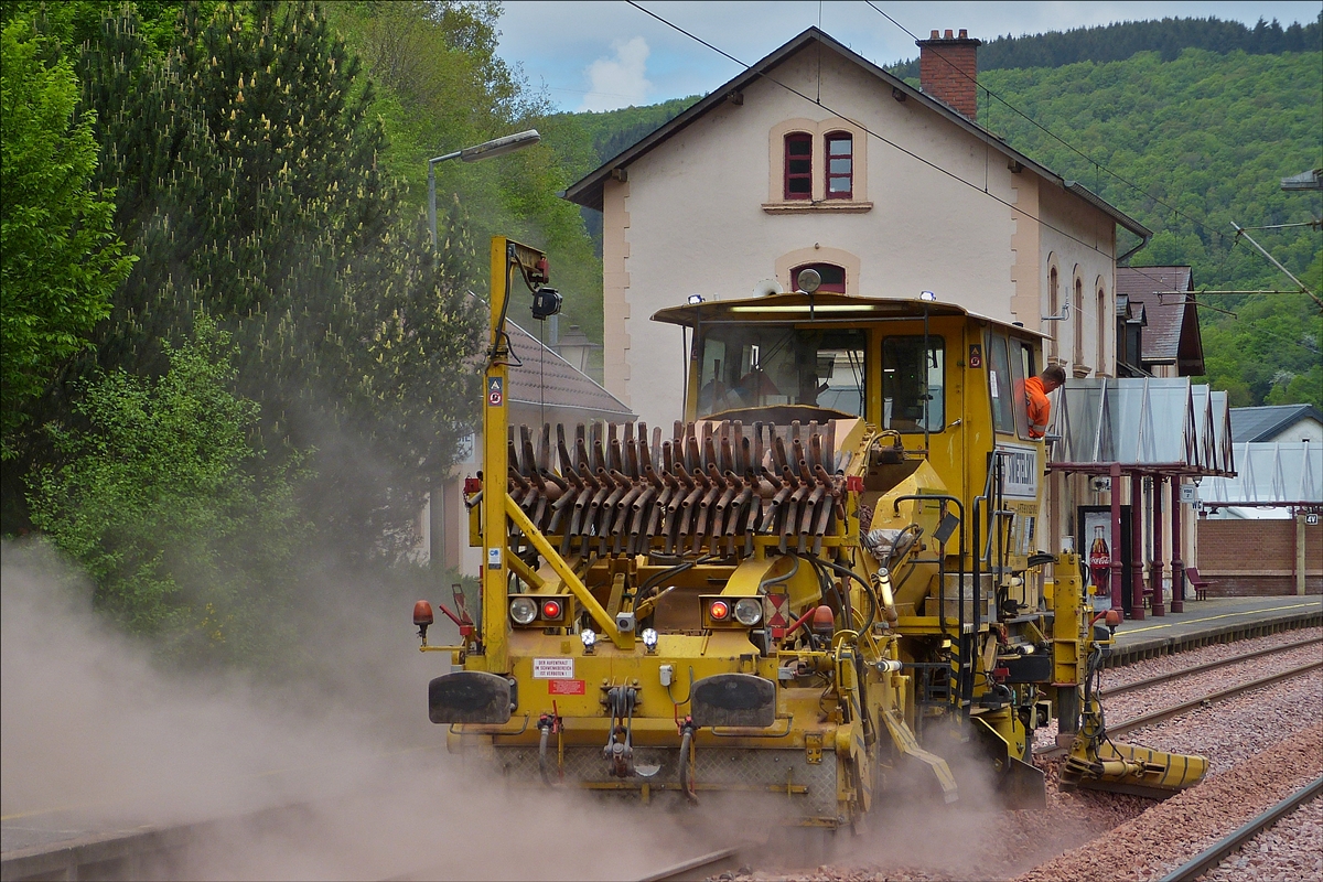 . Schnellschotterplaniermaschine SSP 110 SW,( Schweres Nebenfahrzeug 99 81 9225 001-2 SKL-X in Kautenbach im Einsatz, was trotz Regenschauer am fr�hen Morgen eine staubige Angelegenheit war.  19.05.2016
