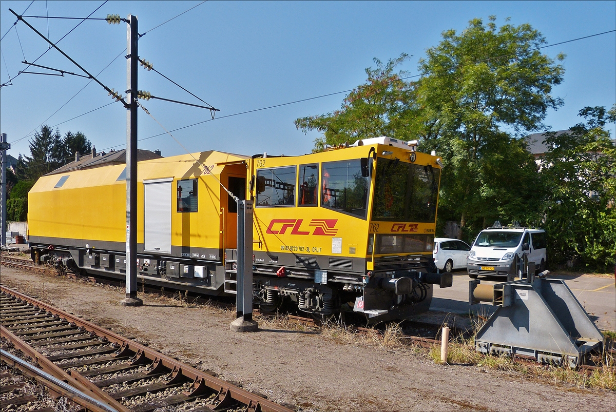 . Schweres Nebenfahrzeug der Art Interventions und Instandhaltungsfahrzeug,
CFL Robel 762, 
Nr. 99 82 9220 762 – 3 L- CFLIF;   
gebaut 2011 von Robel Baumaschinen; 
L�P 19,8 m; 
Gewicht 55 t; Nutzlast 10 t; 
Achsen 4; 
max 1000 km/h; 
Steuerwagen Typ 54.54 ausger�stet zum Schienenschwei�en, 
zugelassen f�r Streckenklassen A & B1 je nach Zuladung, 
war am 14.09.2016 in Wasserbillig abgestellt. (Hans)