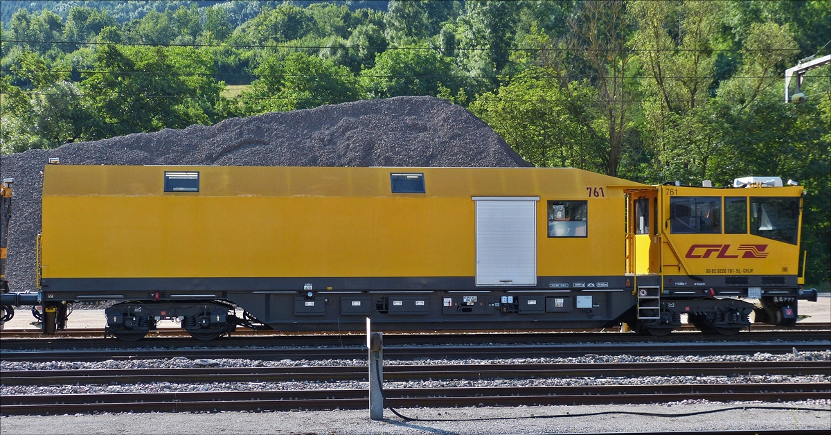 . Schweres Nebenfahrzeug der Art Interventions und Instandhaltungsfahrzeug, CFL Robel 761, Nr. 99 82 9220 761 – 5 L- CFLIF; aufgenommen am 22.07.2017 im Bahnhof von Ettelbr�ck.