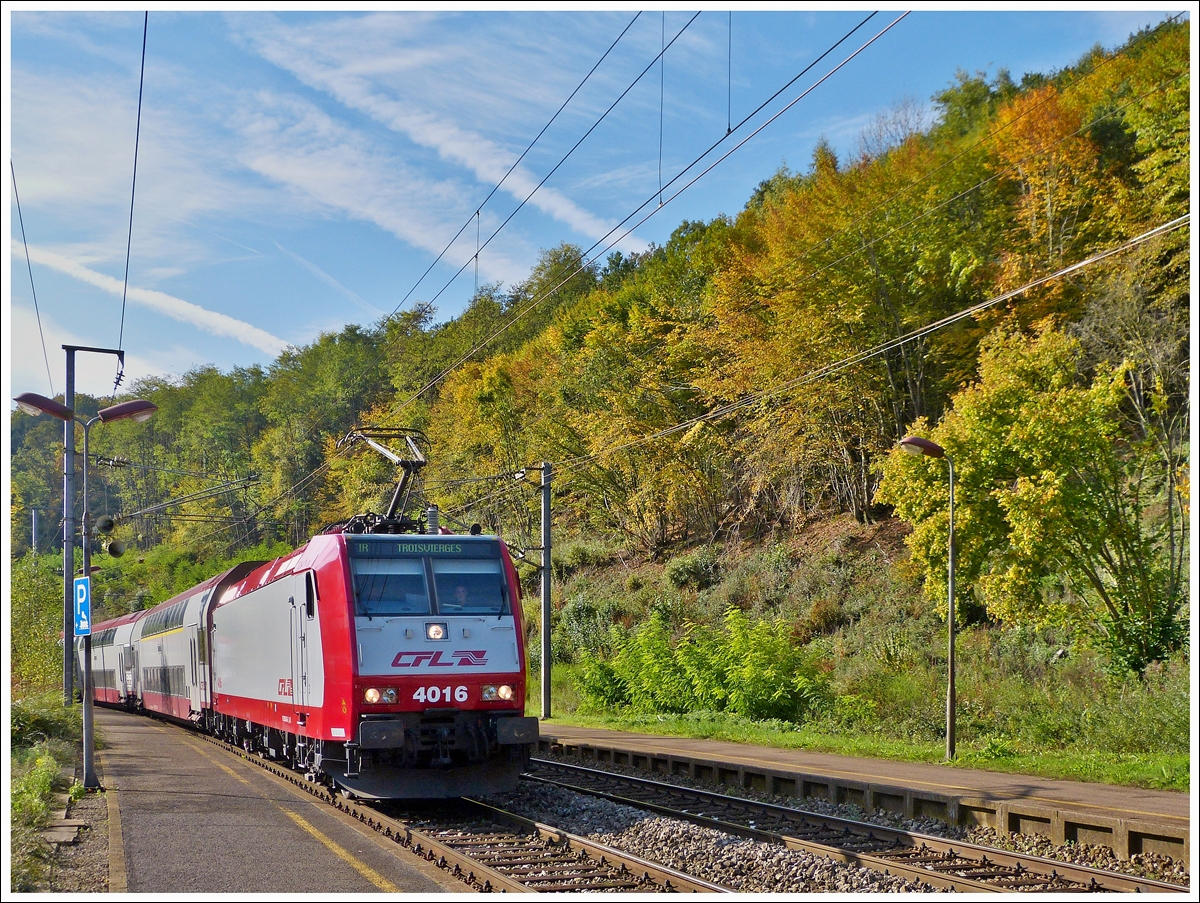 . Sieht wieder wie neu aus - Die 4016 zieht am 19.10.2013 den IR 3712 Luxembourg - Troisvierges durch den Bahnhof von Cruchten. Nachdem diese Lok am 29.06.2010 durch einen schweren Unfall am Bahn�bergang in Lintgen an einer gebrochenen Nase litt, erstrahlt sie heute wieder in neuem Glanz. (Jeanny)