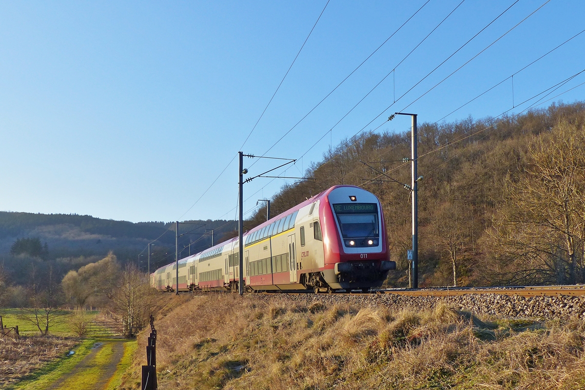 . Steuerwagen voraus hat der RE 3741 Troisvierges - Luxembourg am 11.02.2015 Drauffelt erreicht und wird in K�rze die dortige Haltestelle bedienen. (Jeanny)