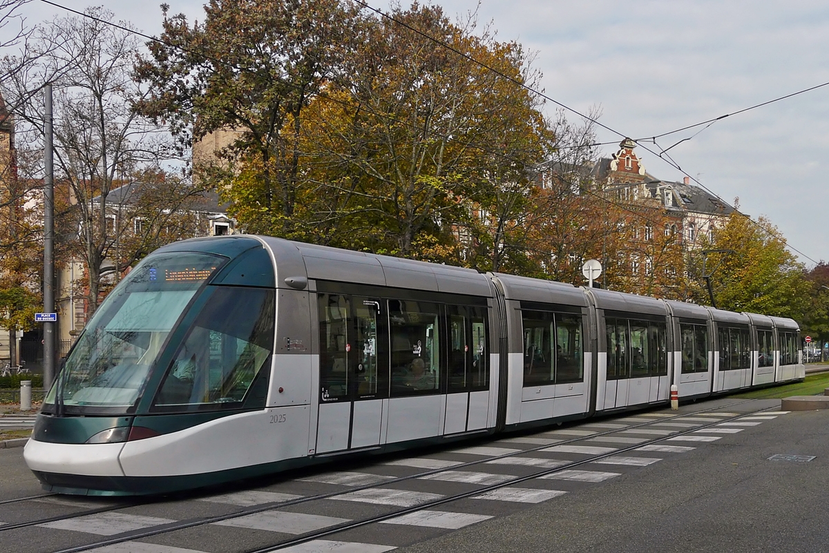 . Strasbourg - Der Alstom Citadis N� 2025 der CTS (Compagnie des transports strasbourgeois) erreicht am 30.10.2011 die Haltestelle Parc du Contades in der Avenue de la Paix in Stra�burg. (Jeanny)

Die CTS (Compagnie des transports strasbourgeois) verf�gt z.Z. �ber 41 Alstom Citadis Trams.

Der Bau der Stra�enbahnz�ge war nach dem Konkurs von Socimi vom Konsortialpartner ABB �bernommen worden; nach diversen Firmen�bernahmen und Fusionen wurde die Eurotram von Bombardier Transportation angeboten. Aus Kostengr�nden – die Eurotram war rund ein Drittel teurer als vergleichbare Fahrzeuge – vergab die CTS (Compagnie des transports strasbourgeois) am 15. Juli 2003 den Auftrag f�r die dritte Lieferung von Fahrzeugen an Alstom. Bestellt wurden 35 siebenteilige Stra�enbahnwagen vom Typ Citadis 403, ferner vereinbarten die Vertragspartner eine Option �ber zus�tzliche 12 Wagen. Ab 2005 lieferte Alstom 41 zehnachsige Fahrzeuge mit einer L�nge von 45,06 Meter und einer Kapazit�t von 288 Fahrg�sten aus. Die Frontpartie der Citadis-Z�ge wurde jener der Eurotram nachempfunden. Der Citadis 403 hat unter den Fahrerkabinen ungebremste Kleinraddrehgestelle, die Fahrerkabinen sind dadurch au�erordenlich lang. Drei weitere feste zweiachsige Fahrgestelle befinden sich unter den Gelenkwagen. Citadis Trams gibt es inzwischen in sehr vielen St�dten, diese spezielle Bauart mit Kleinraddrehgestellen unter den F�hrerh�usern allerdings nur in Stra�burg.