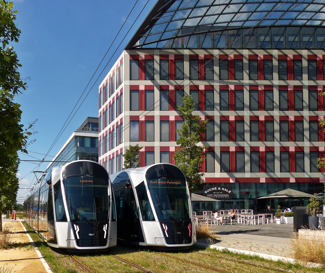 . Sucr� & Sal�, die ganze Bandbreite der kulinarischen Erlebnisse in Luxemburg - Begegnung zweier LUXTRAM S.A. Wagen zwischen den Haltestellen Universit�it und Nationalbiblioth�ik am 06.07.2018 im Stadtteil Luxembourg-Kirchberg. (Jeanny) 