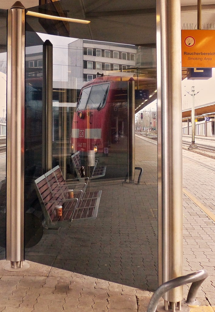. Sympathischer Raucherbereich - Im Braunschweiger Hauptbahnhof gibt es Sitzgelegenheiten im Raucherbereich, zudem ist der Bereich windgesch�tz und �berdeckt. 03.01.2015 (Jeanny)
