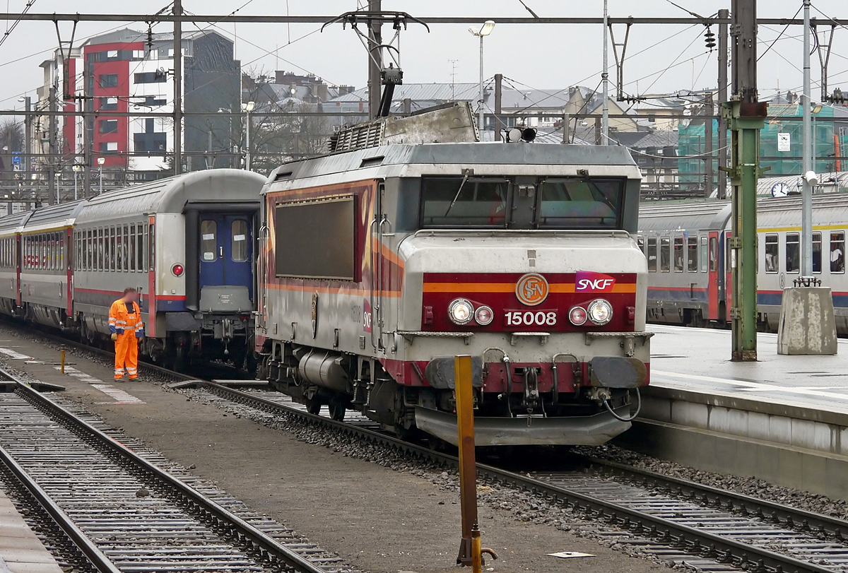 . Traurige Erinnerungen - Gestern war der letzte Tag f�r die beiden einstigen Prestige Z�ge EC Vauban und EC Iris. Mit dem Wegfallen der zwei Z�ge wird es auch keinen Lokwechsel mehr in Luxembourg geben. Was bleibt sind die Erinnerungen an bessere Zeiten. Am 05.04.2008 n�hert sich die SNCF BB 15008 den Wagen des EC 97  Iris  Bruxelles Midi - Z�rich HB. Man verzeihe mir die teilweise verdeckte Lok. (Jeanny)