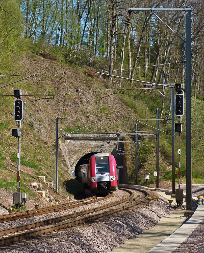 . Tunnel Cruchten - Die Computermaus Z 2203 verl�sst als RE 3835 Troisvierges - Luxembourg den 253 Meter langen Tunnel Cruchten, kurz bevor sie den Bahnhof von Cruchten ohne Halt durf�hrt. 21.04.2015 (Hans)