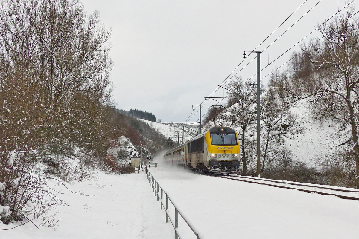 . Und wieder fehlte die versprochene Sonne an der Bahnstrecke zwischen Maulusm�hle und Sassel, als der IC 111 Luxembourg - Liers, gezogen von der 3008, mit einer sch�nen Schneefahne �ber die Nordstrecke brauste. 17.01.2016 (Jeanny)