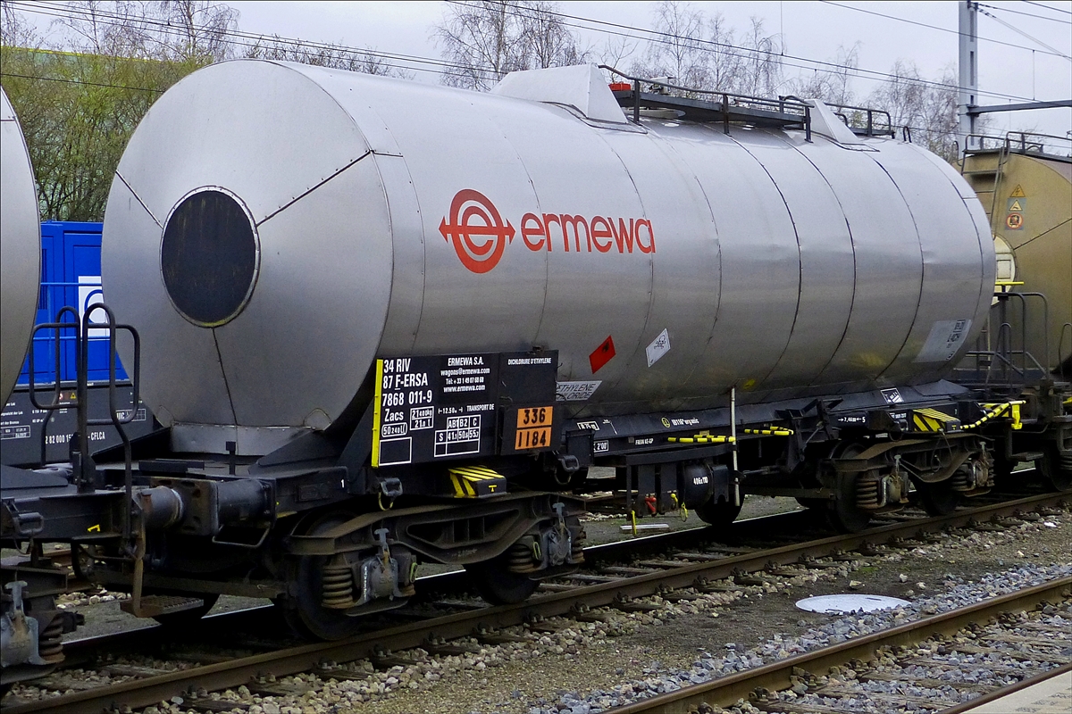 . Vierachsiger Tankwagen der Gattung Zacs mit der Nr. 34 Riv 87F-ERSA  7868 011-9 von Ermewa, zum Transport f�r leicht entz�ndbare Fl�ssige Stoffe, Gefahrenzahl 336, UN-Nr 1184 Ethylendichlorid. Aufgenommen am 08.01.2018 in Rodange.  (Hans)