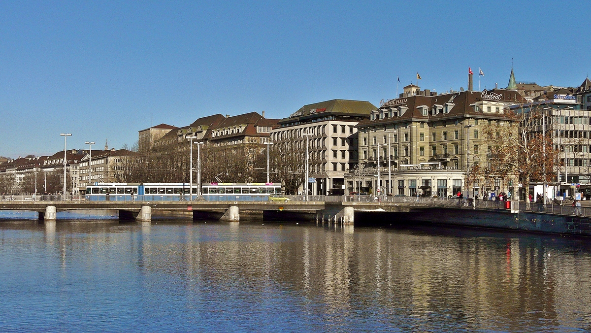 . Vom M�hlesteg �ber die Limmat in Z�rich hat man eine sch�ne Aussicht auf die Bahnhofbr�cke und eine Tram 2000, welche die Br�cke am 27.12.2009 bef�hrt. (Jeanny)