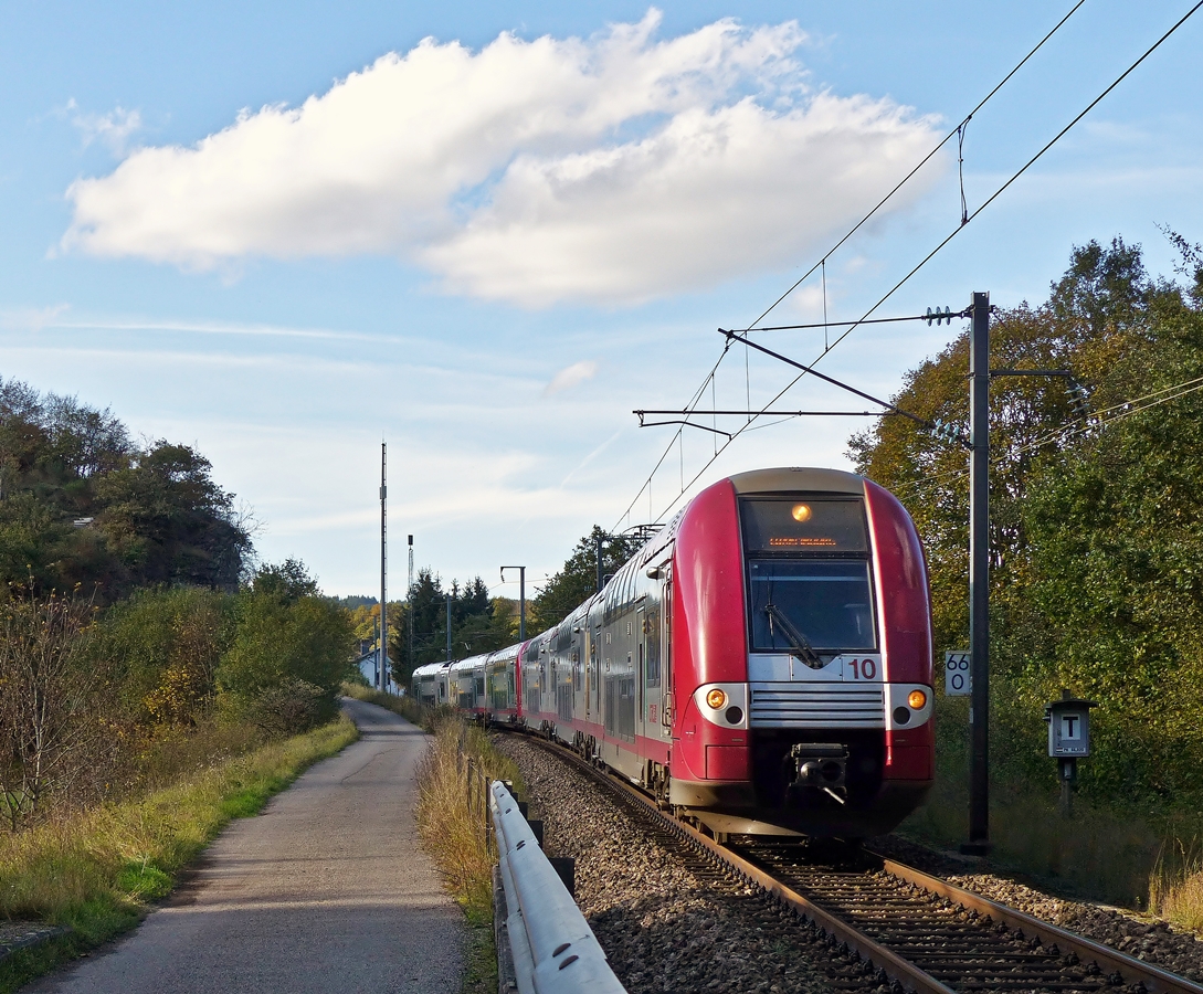 . Von Montags bis Freitags verkehrt der IR 3741 Troisvierges - Luxembourg als Z 2200 Doppeleinheit und konnte am 14.10.2014 in der N�he von Lellingen bildlich festgehalten werden. (Jeanny)
