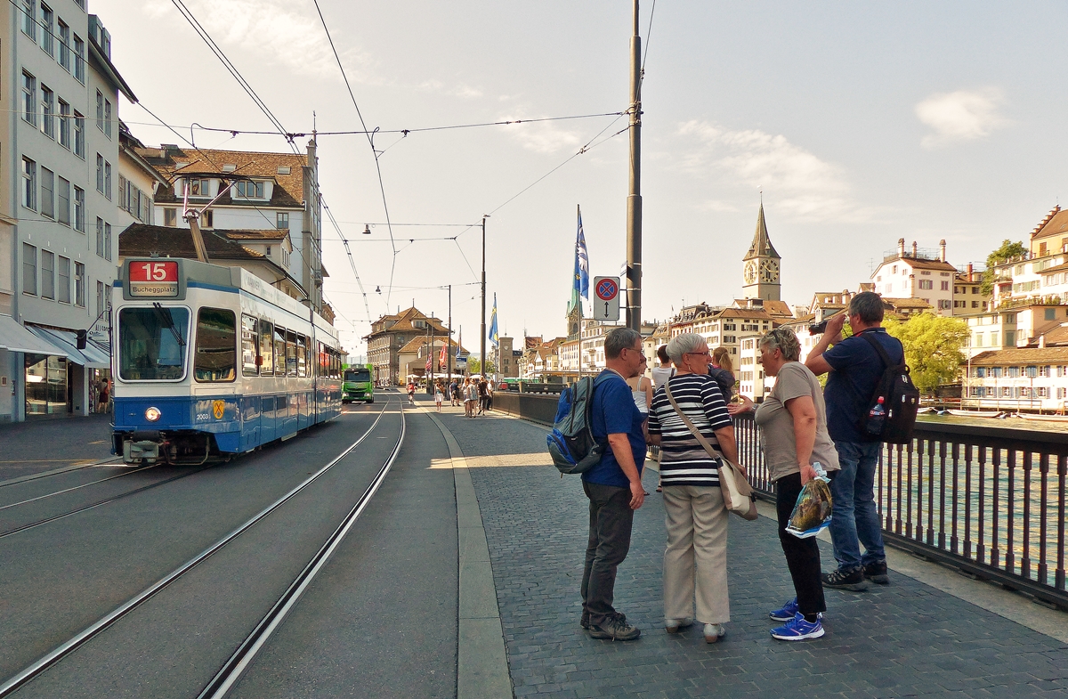 . W�hrend angeregt diskutiert wird, f�hrt ein Tram 2000 auf der Linie 15 �ber den Limmatquai in Z�rich. 06.06.2015 (Jeanny)  