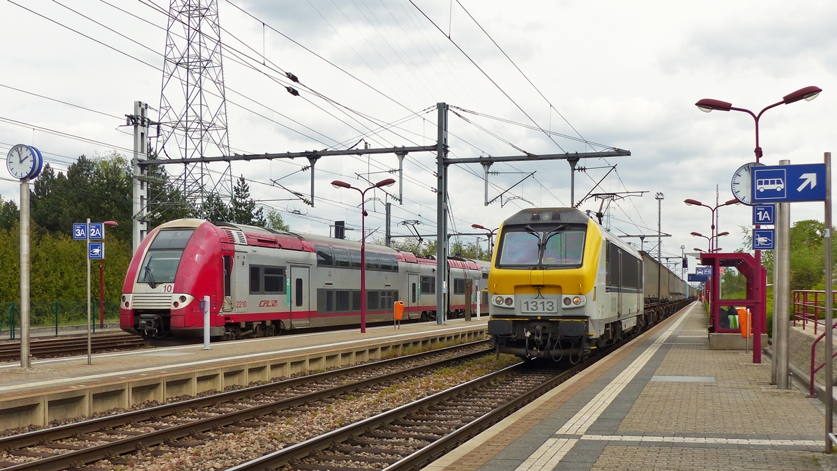 . W�hrend die nicht sehr einladend wirkende Computermaus Z 2210 am Bahnsteig steht, rauscht die saubere SNCB HLE 1313 mit einem G�terzug durch den Bahnhof von Rodange.
29.04.2015 (Jeanny)