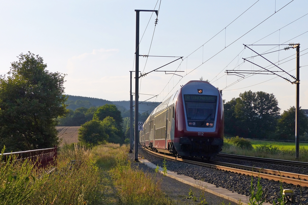 . Wer ist schneller, der Lokf�hrer beim Abschlalten der Lichter oder die Kamera der Fotografin? - Am 25.07.2014 hat der IR 3745 Troisvierges - Luxembourg den Bahnhof von Wilwerwiltz verlassen und begibt sich auf seine Weiterreise in die luxemburgische Hauptstadt. (Jeanny)