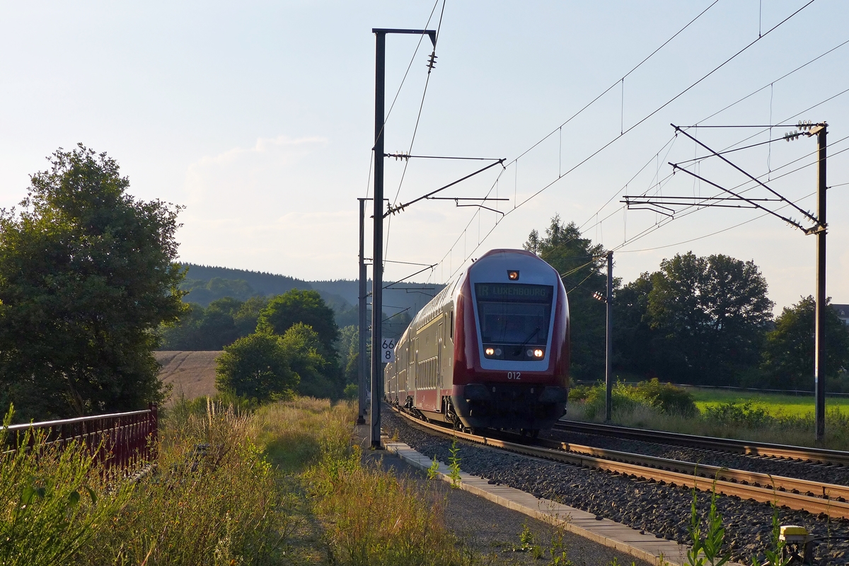 . Wer ist schneller, der Lokf�hrer beim Abschlalten der Lichter oder die Kamera der Fotografin? - Am 25.07.2014 hat der IR 3745 Troisvierges - Luxembourg den Bahnhof von Wilwerwiltz verlassen und begibt sich auf seine Weiterreise in die luxemburgische Hauptstadt. (Jeanny)