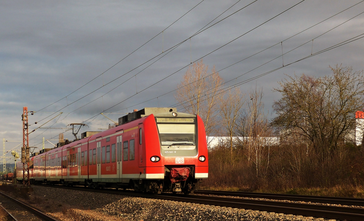 . Wetterkapriolen im Saarland - Der gestrige Tag begann vielversprechend, die Sonne zeigte sich sogar, als die RB 71 nach Homburg (Saar) Hbf (bestehend aus 425 641-8 und 426 543-5) an unserer Fotostelle am Kohlekraftwerk in Ensdorf vorbei fuhr. 20.12.2014 (Hans)