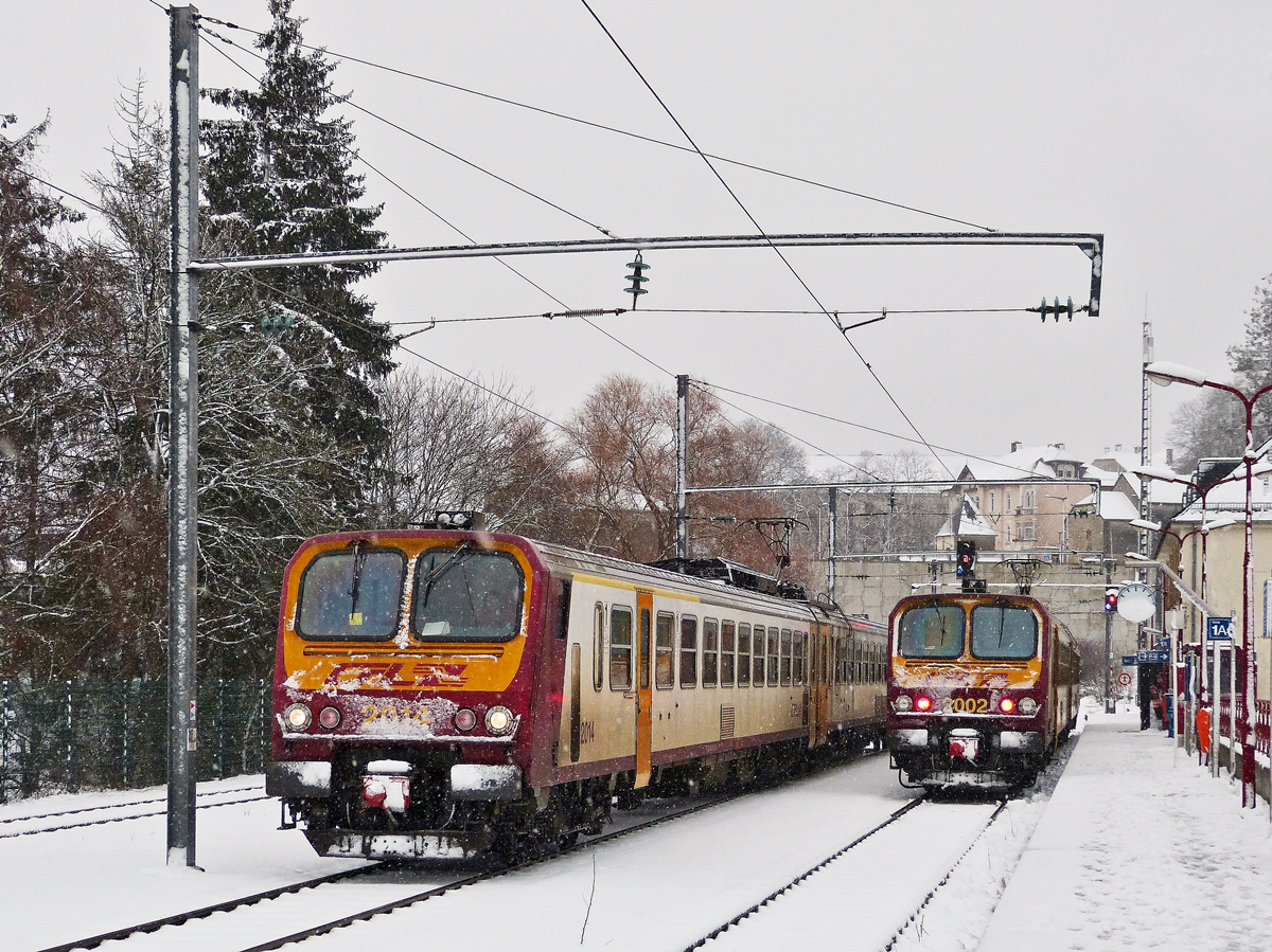 . Winter in Wiltz - W�hrend der Z 2014 aus Kautenbach kommend in den Bahnhof von Wiltz einf�hrt, wartet der Z 2002 auf die Abfahrt nach Kautenbach. 15.01.2016 (Hans)
