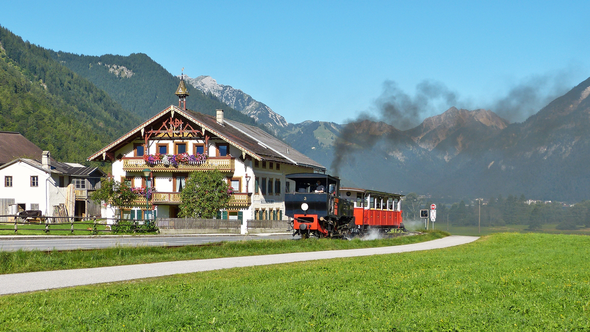 . Wundersch�nes Urlaubsland Tirol - Die Achenseebahn ist am 25.08.2016 zwischen der Endstation Maurach Seespitz und der Haltestelle Maurach Mitte unterwegs. (Hans) 