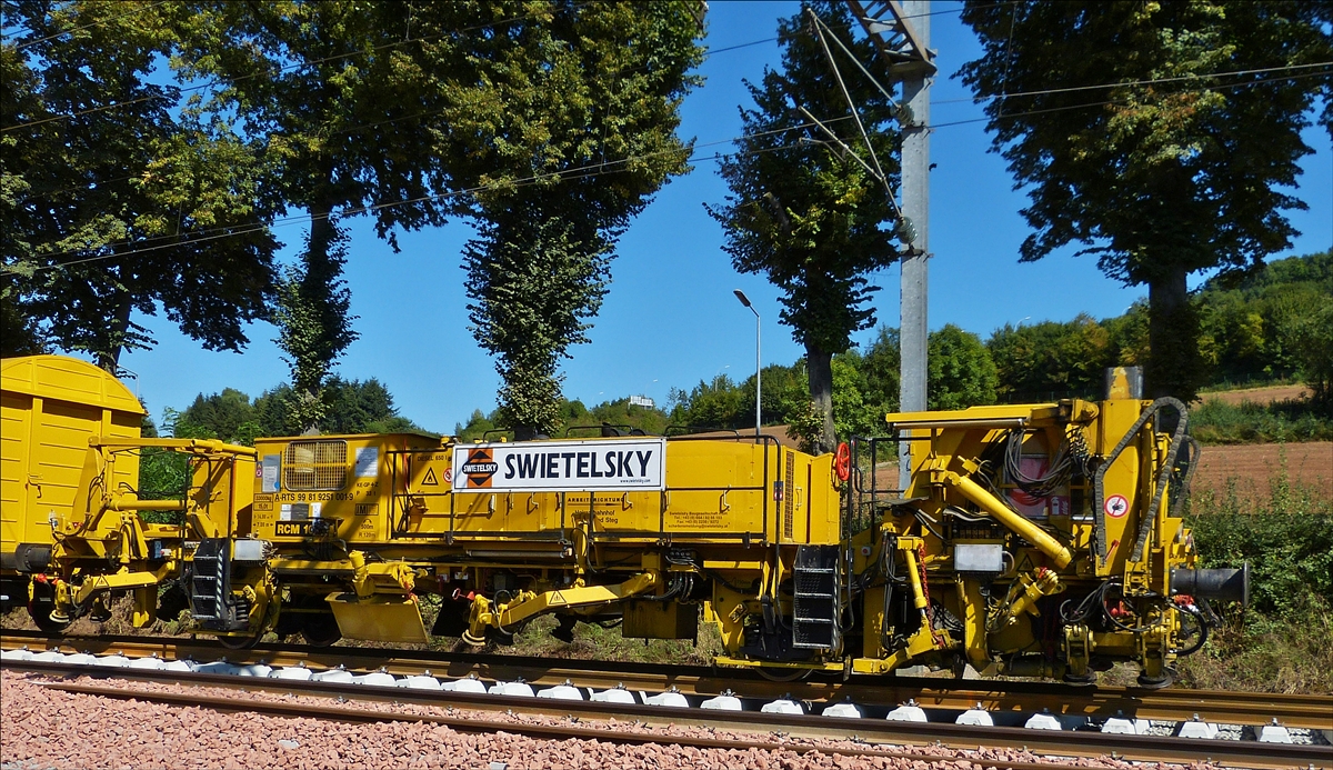 . Zu welchem Zweck dieser Wagen am Ende des Umbauzuges dient entzieht sich meiner Kenntnisse. Vielleicht weiß der Web Master mehr,  A-RTS 99 81 9251 001-9  RCM 102. Schieren 06.09.2016.